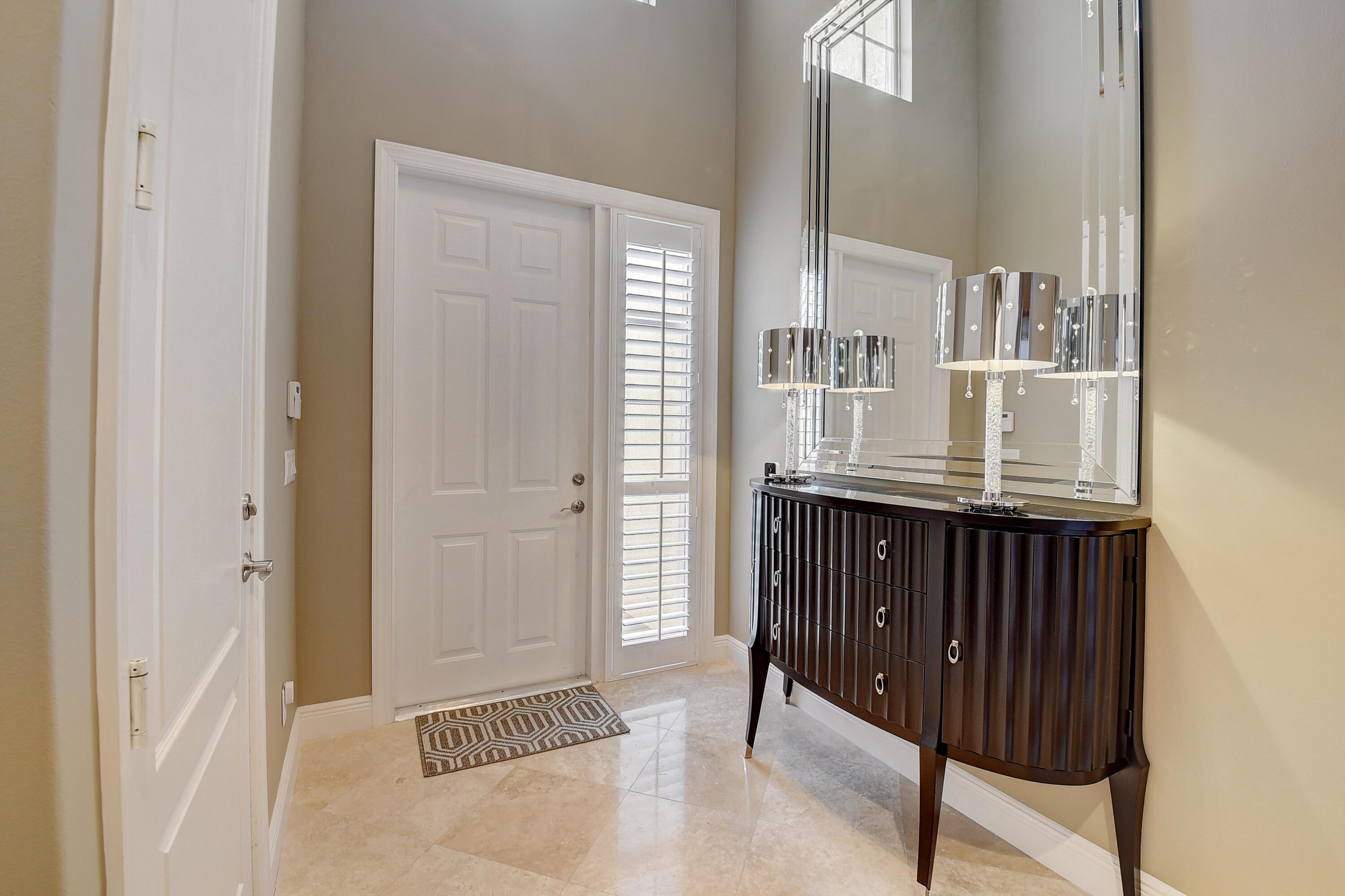 Image 3: Foyer