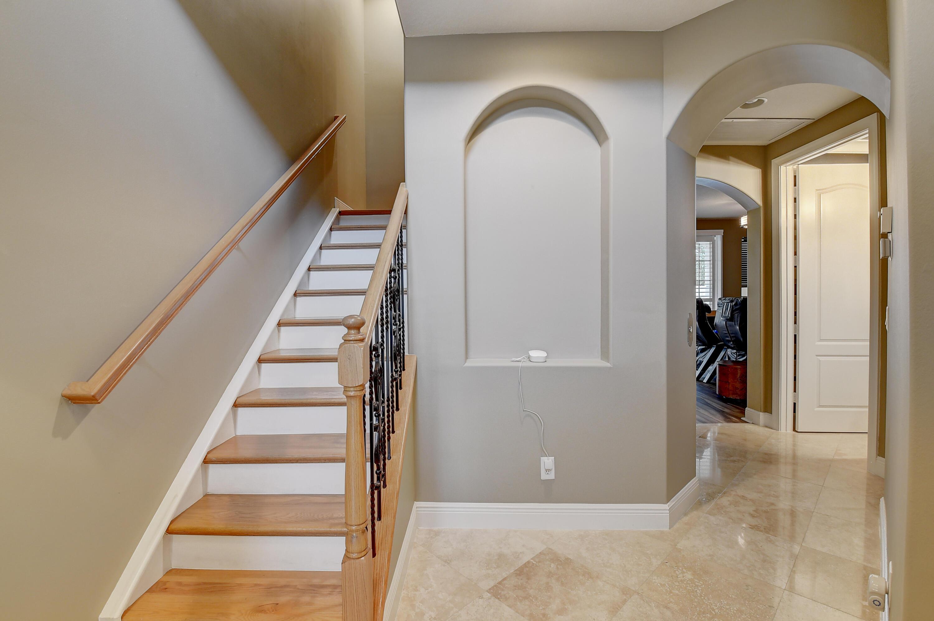 Image 4: Foyer
