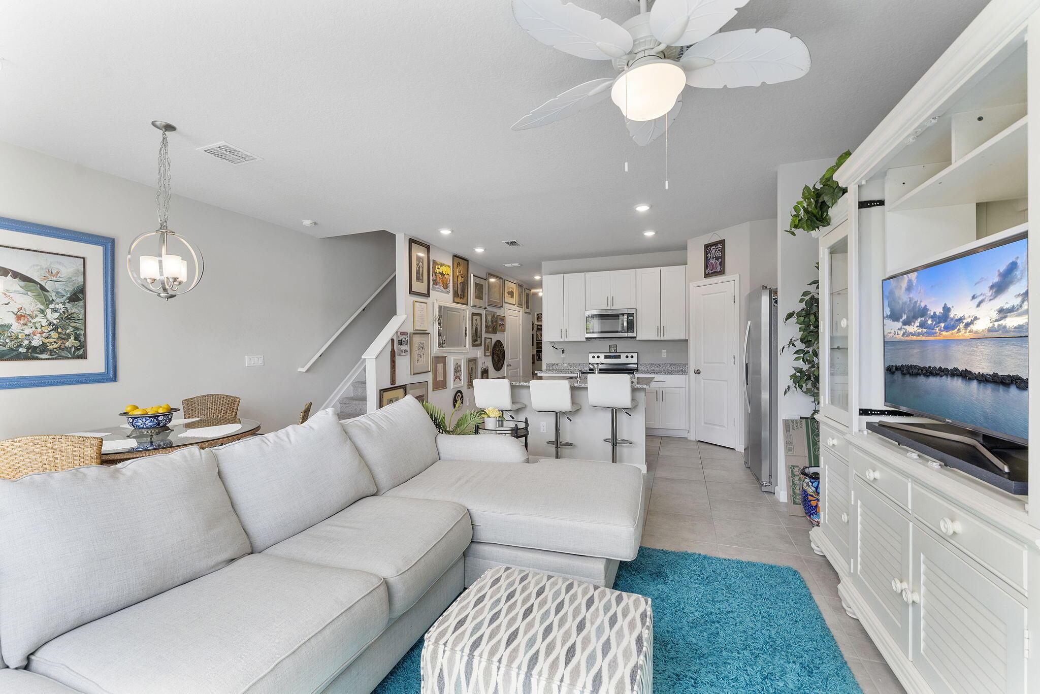 Image 4: Open Living Area