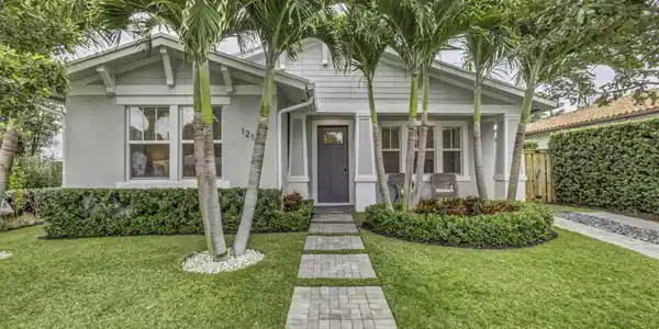 1218 N Palmway