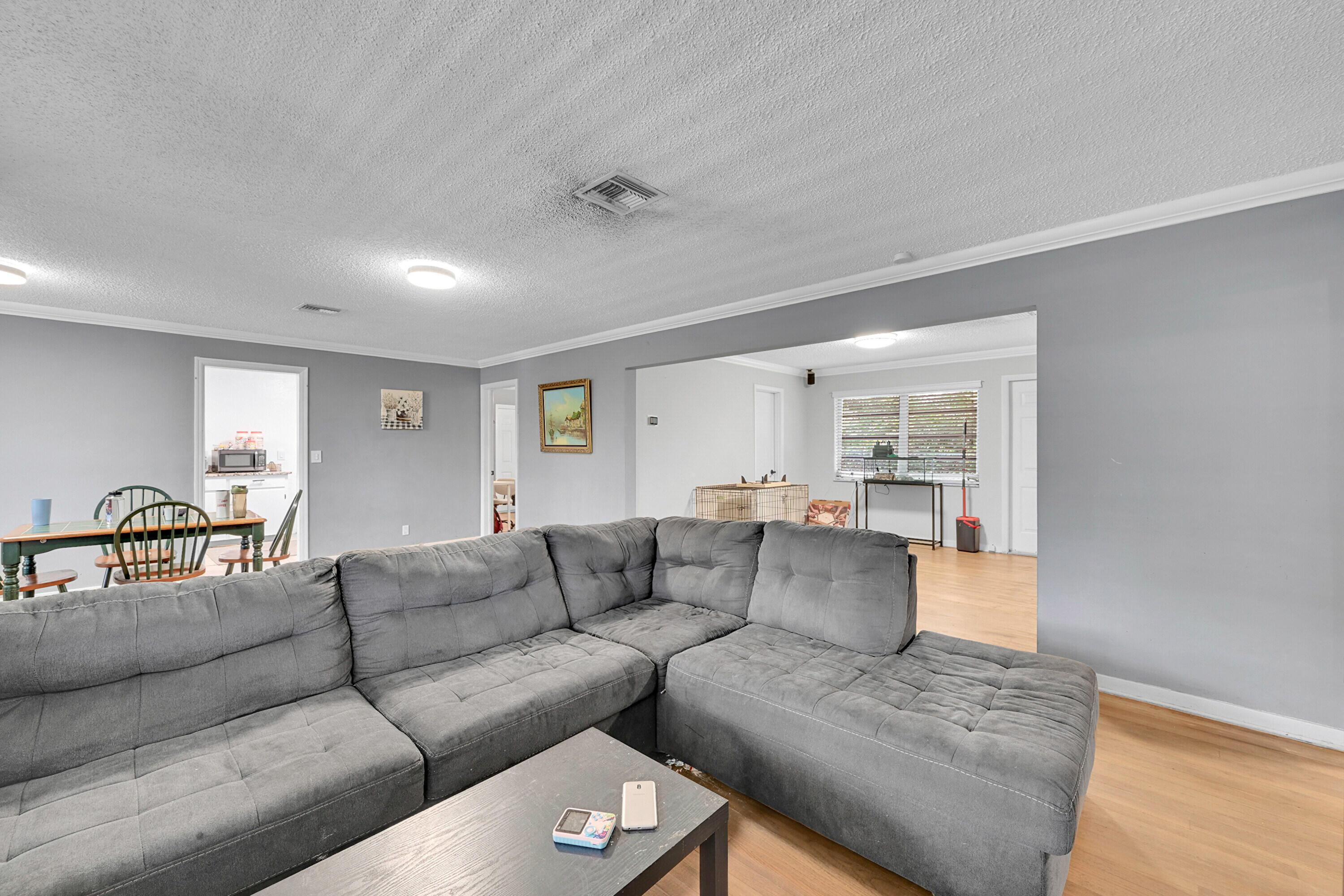 Image 3: Main Livingroom