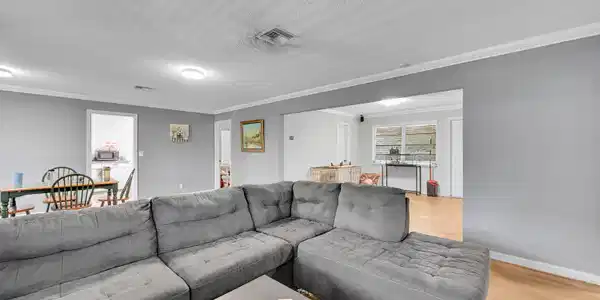 Image 3: Main Livingroom