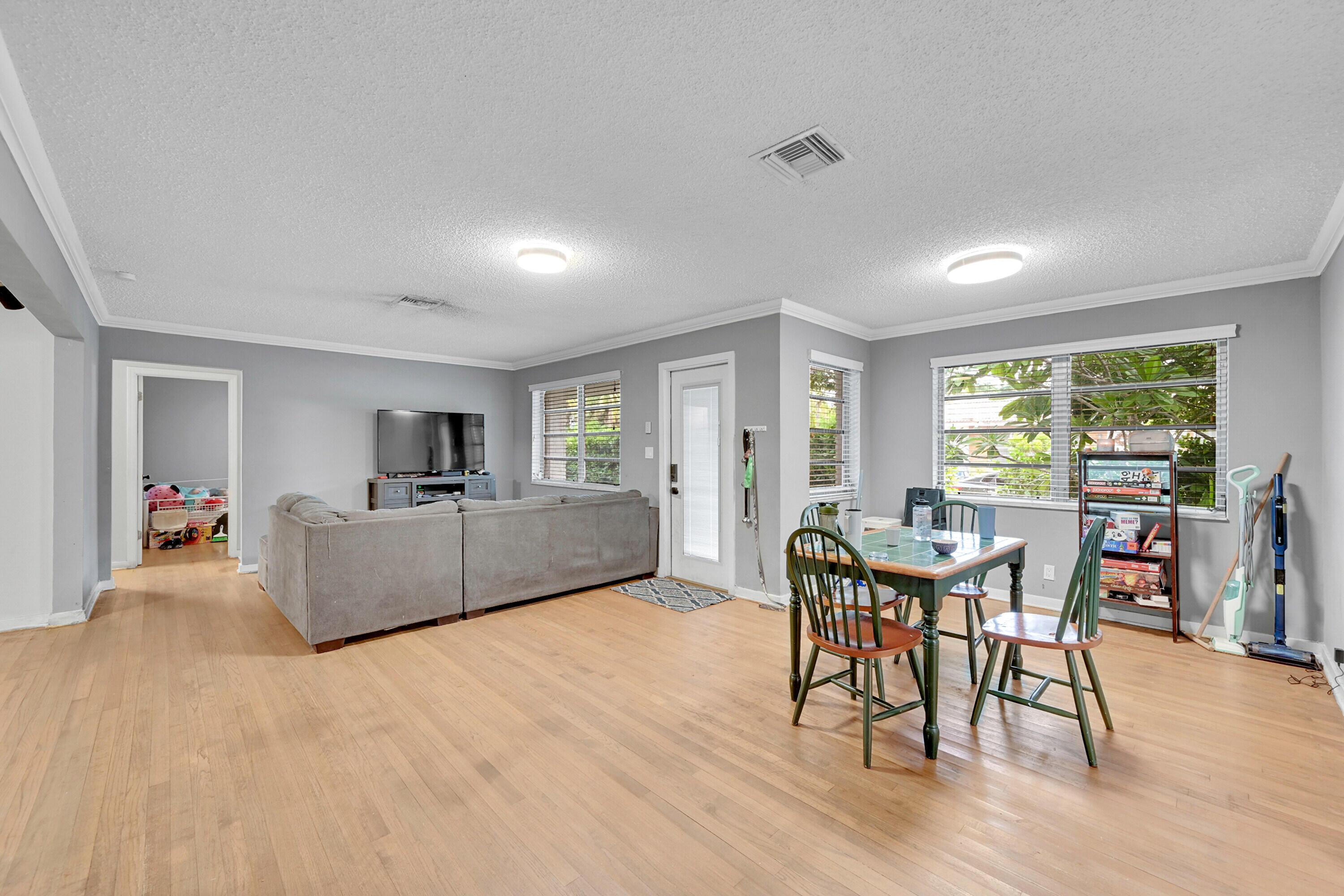 Image 4: Main Livingroom/Dining