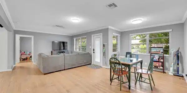 Image 4: Main Livingroom/Dining