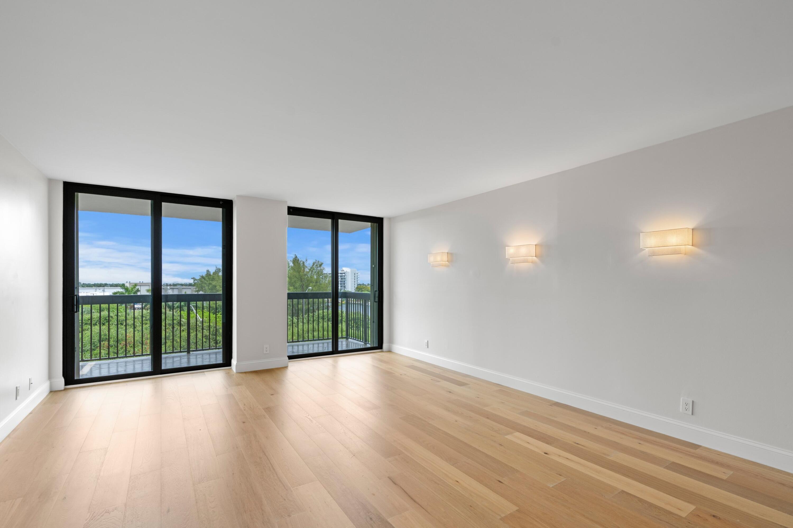 Image 4: Living Room