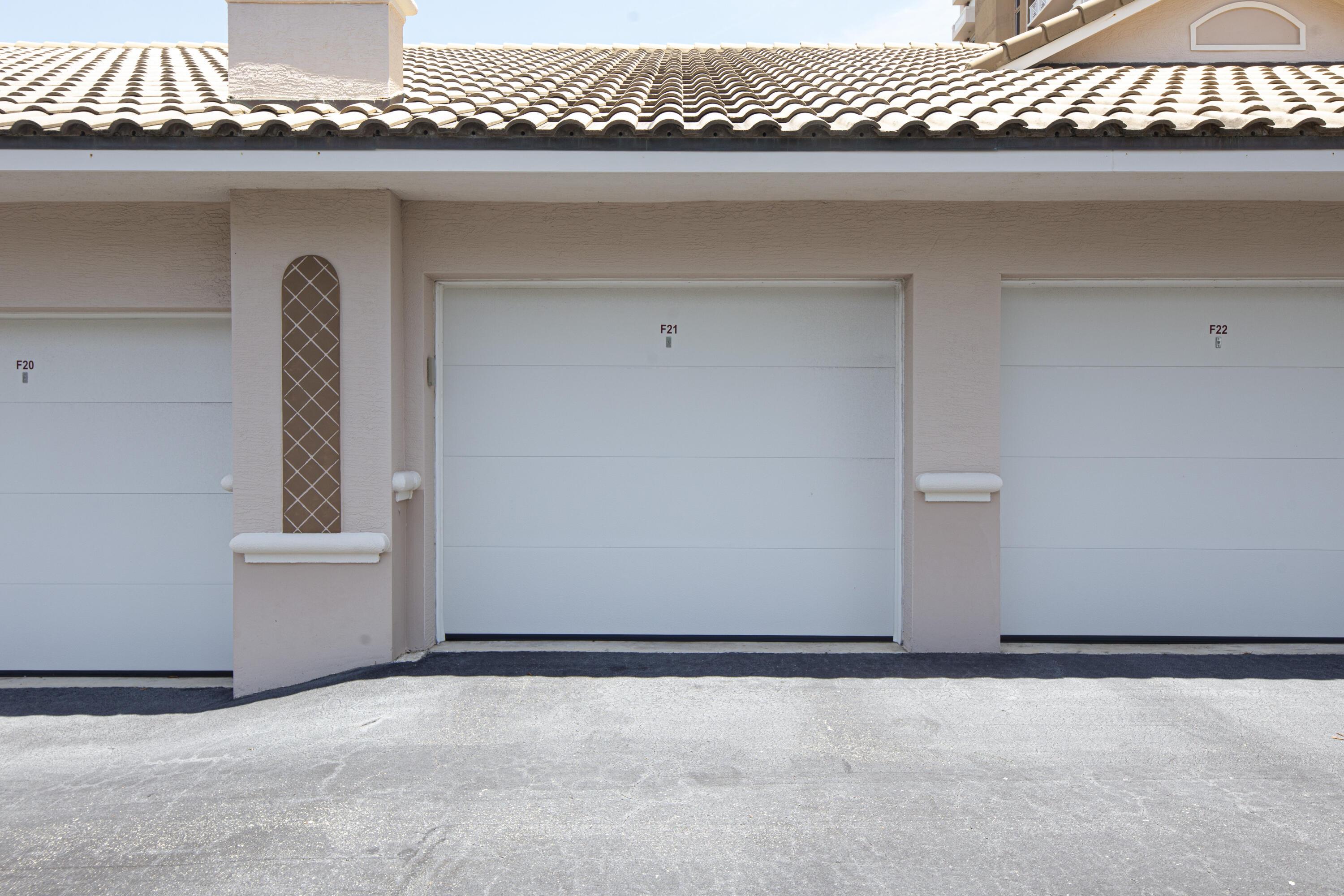 Image 4: Garage