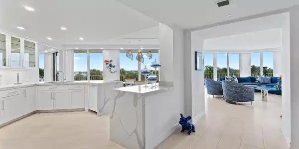 Image 3: KITCHEN