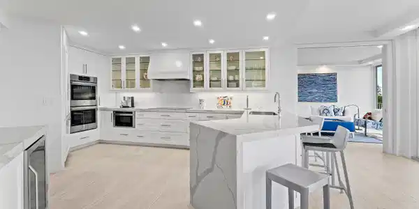 Image 4: KITCHEN