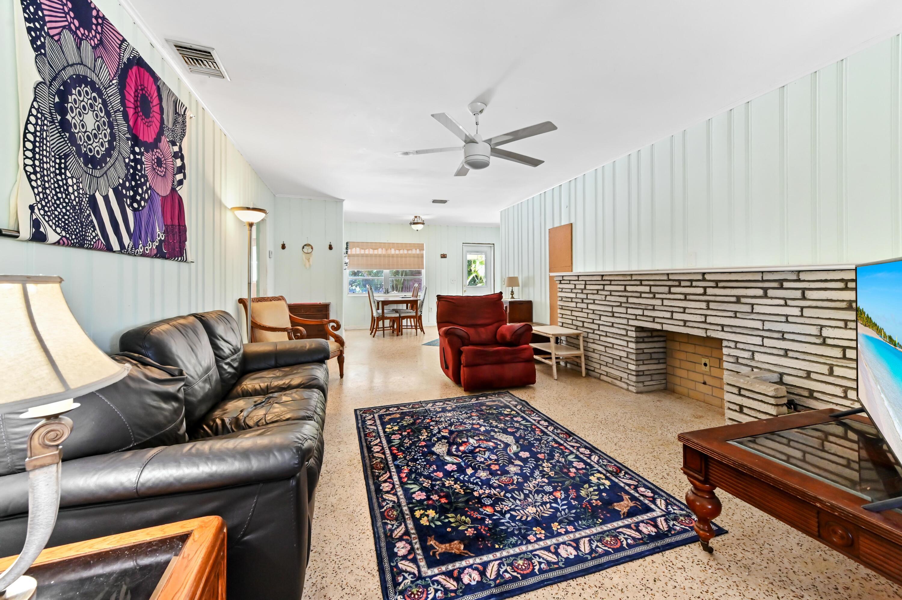 Image 1: 09 living room 04