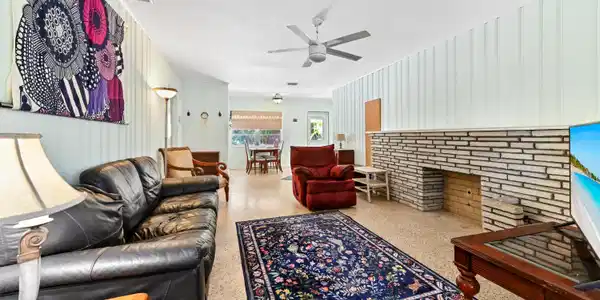 411 N Lakeside Drive