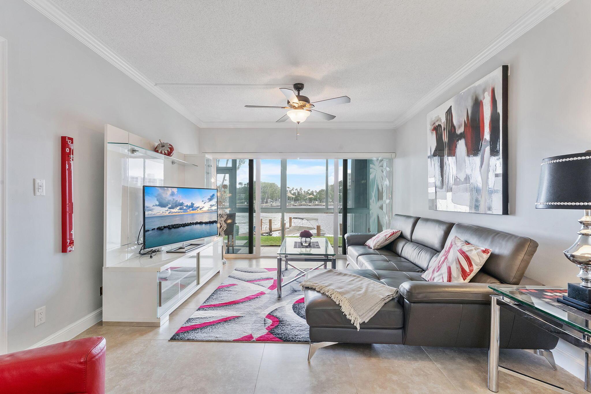 Image 3: Living Room