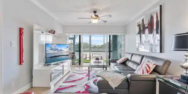 Image 3: Living Room