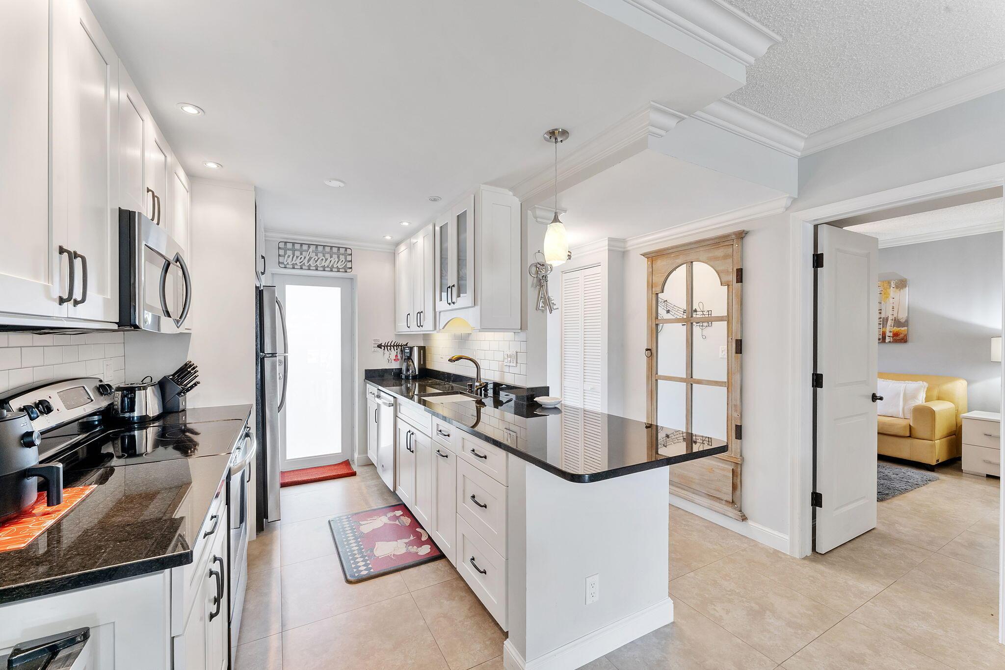 Image 4: Kitchen