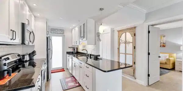 Image 4: Kitchen