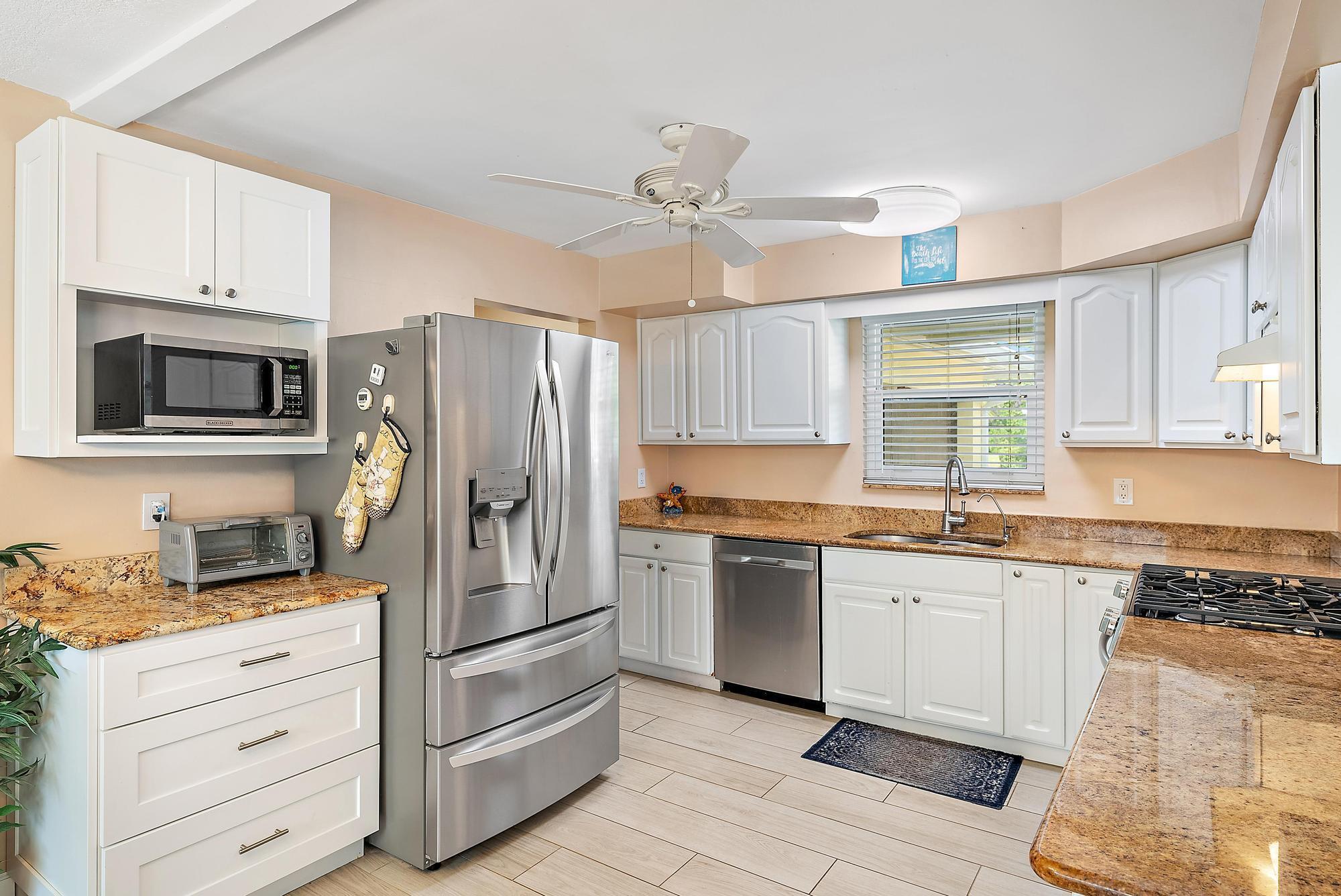 Image 3: 1211 Dolphin kitchen