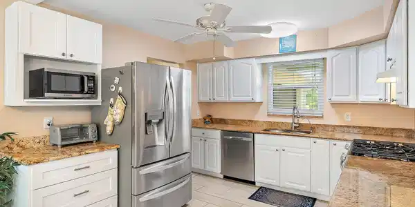 Image 3: 1211 Dolphin kitchen