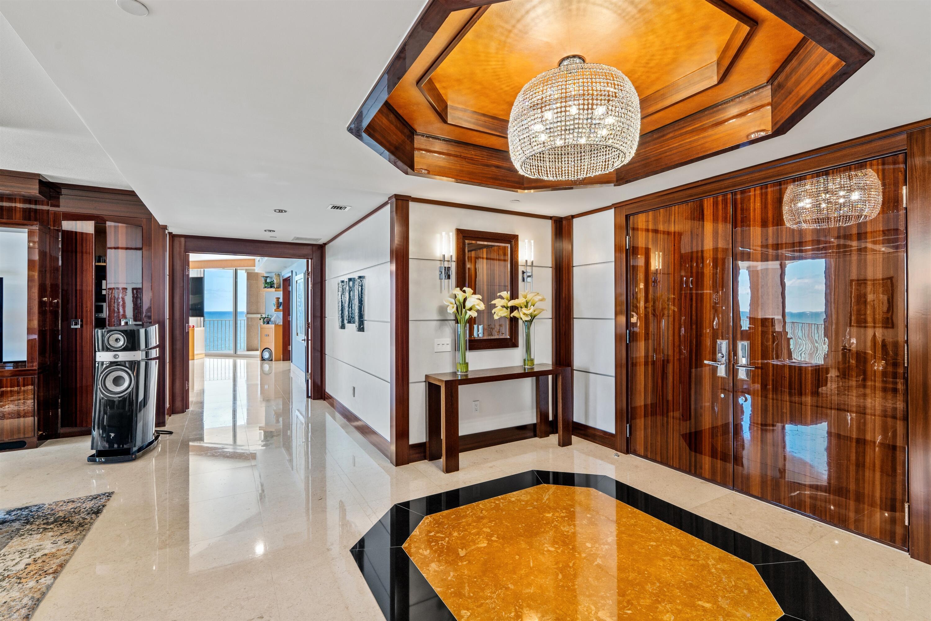 Image 4: FOYER