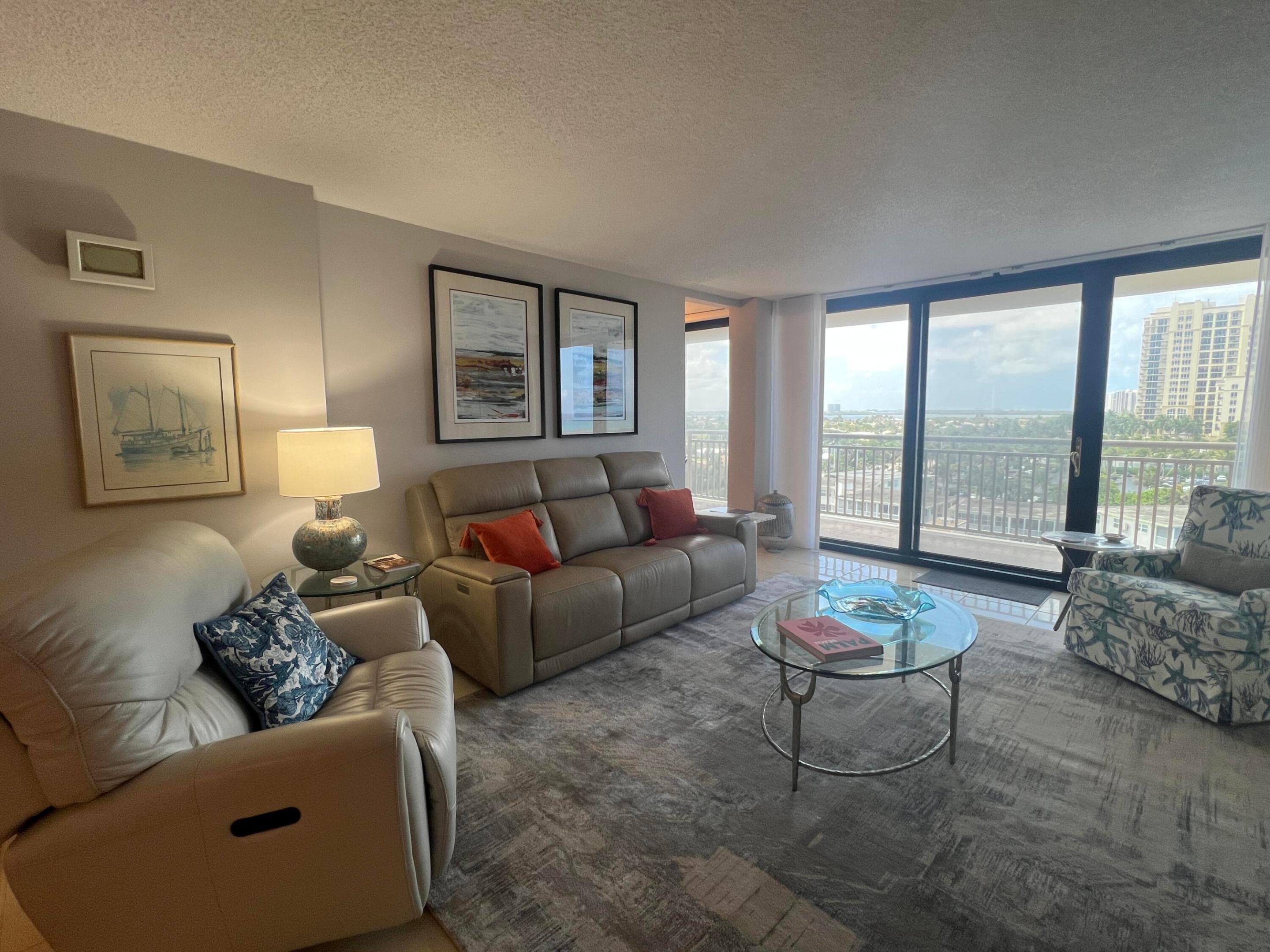 Image 4: OT 803 Living Room