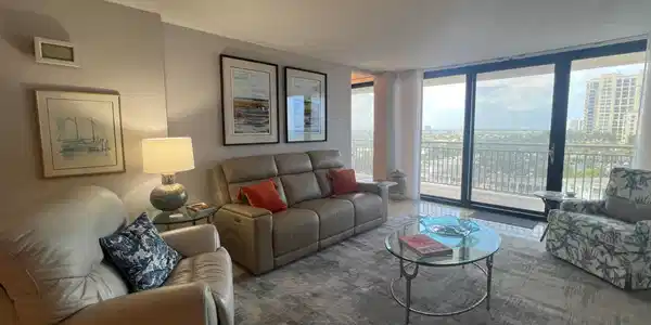 Image 4: OT 803 Living Room