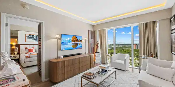 Image 4: Recessed ceiling lighting, full-height windows, wo