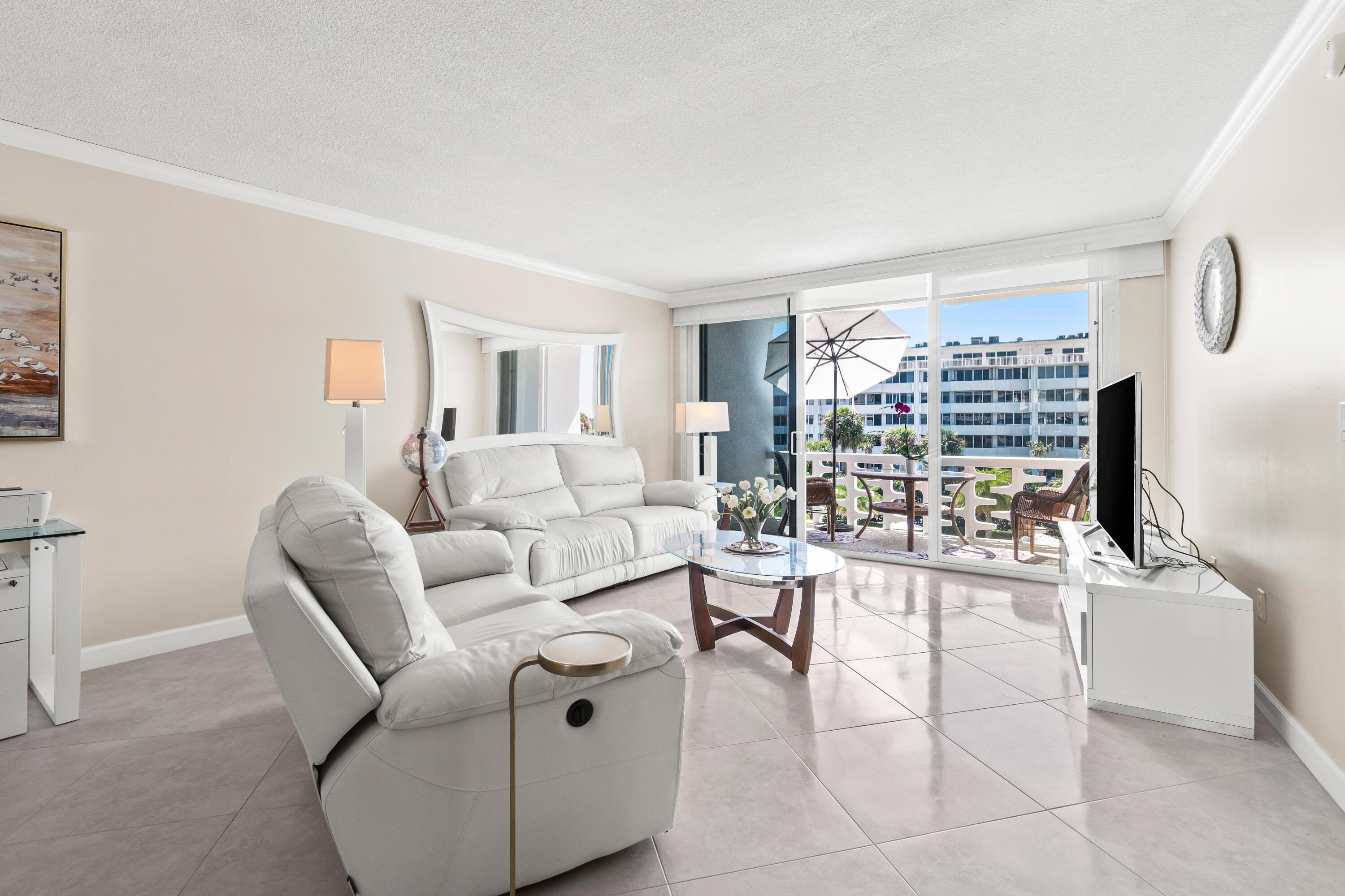 Image 4: Living Room