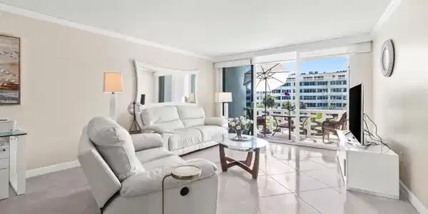 Image 4: Living Room