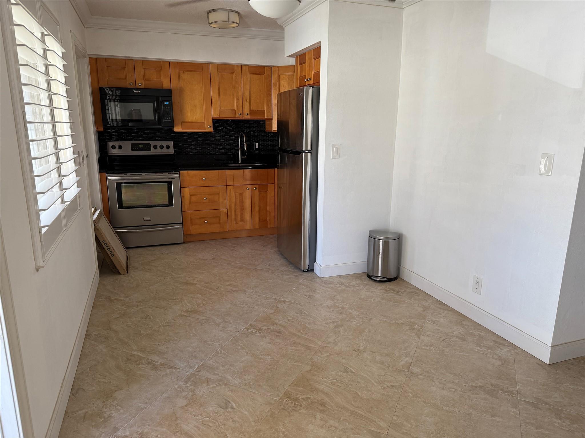 Image 3: eat in kitchen area
