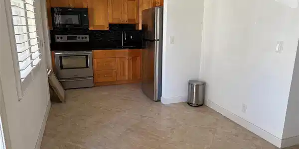 Image 3: eat in kitchen area