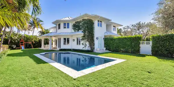 Image 3: Waterfront Pool