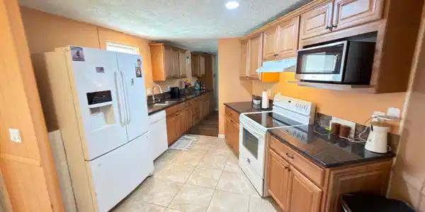 Image 4: kitchen
