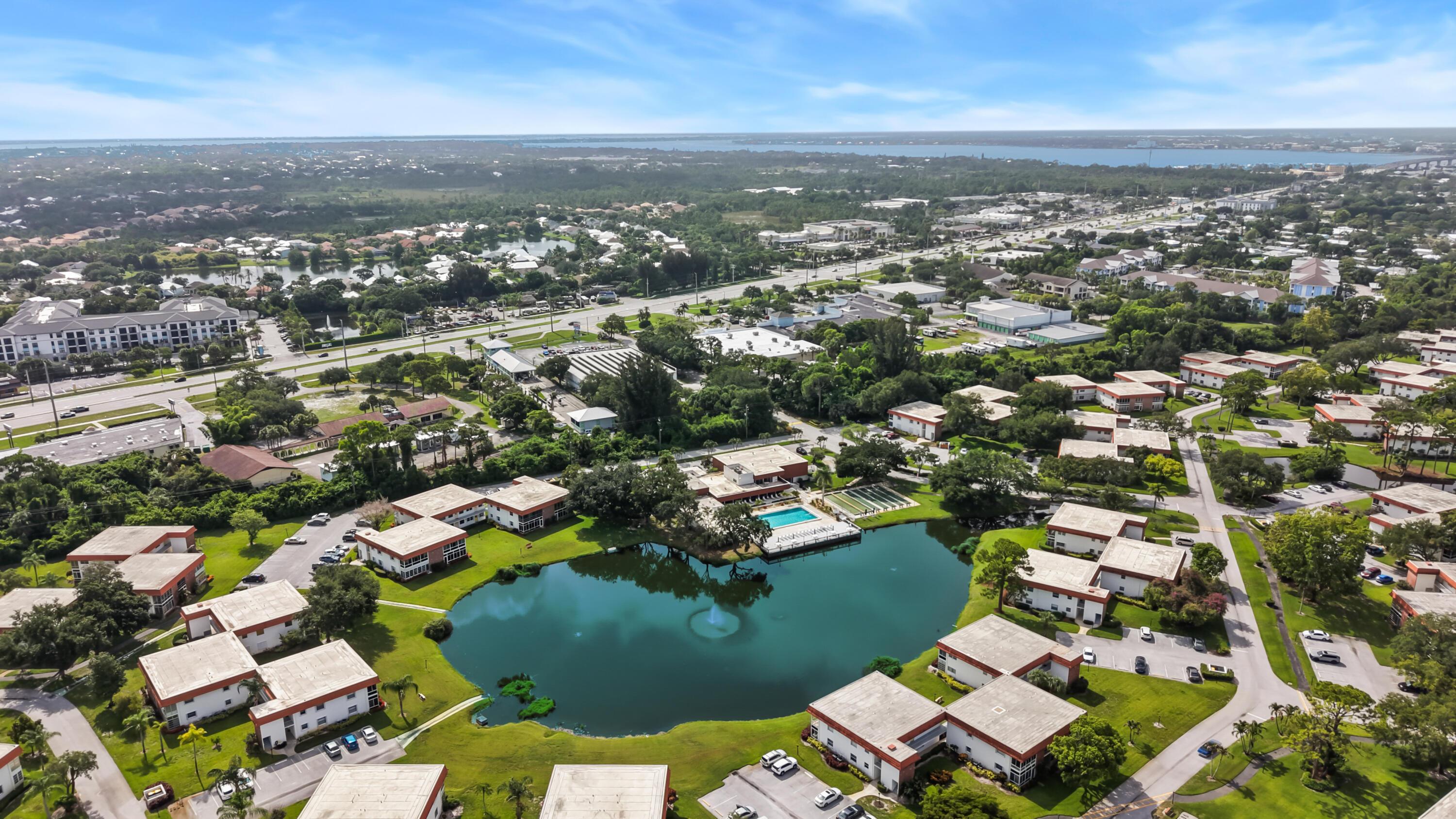 Image 3: 50_vista del lago - amenities 01