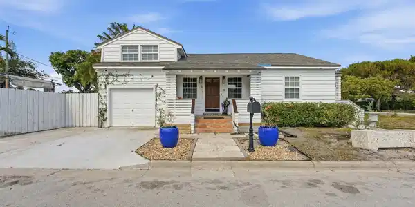 702 N 11th Avenue