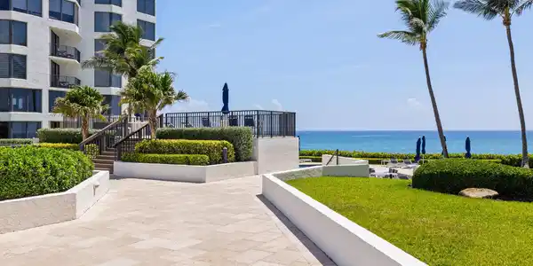Image 4: BOUTIQUE BUILDING ON THE SAND