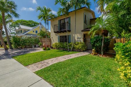 1827 N Palmway