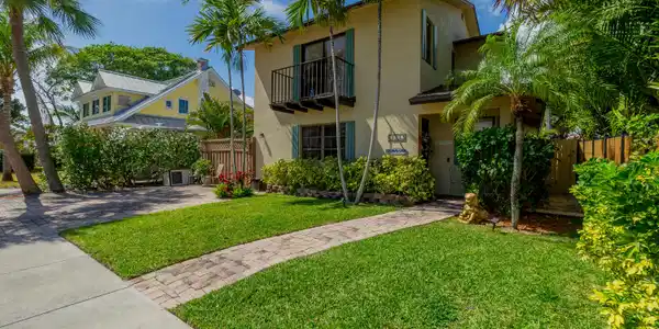 1827 N Palmway