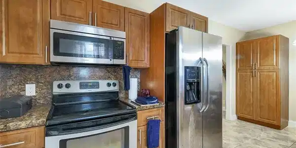Image 4: kitchen