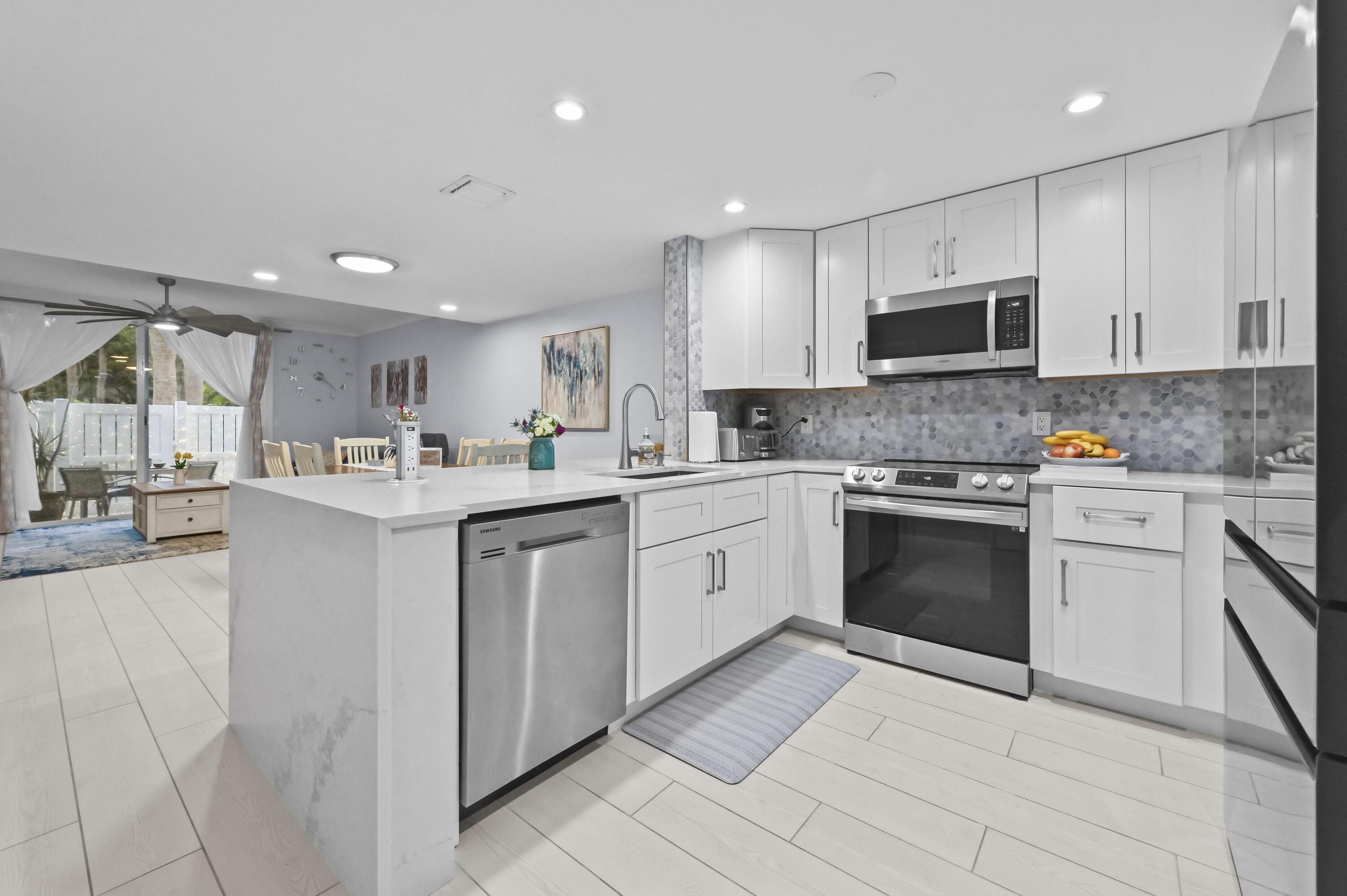 Image 3: Kitchen