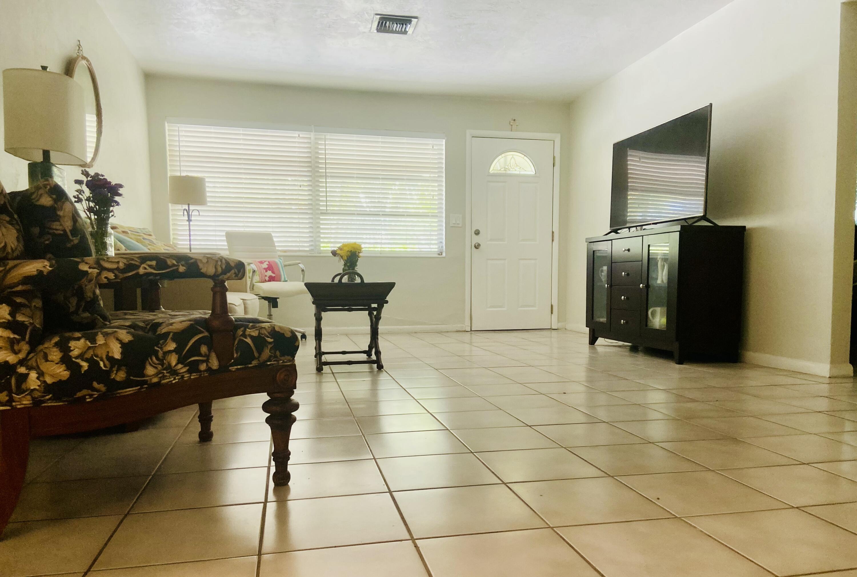 Image 2: Living room