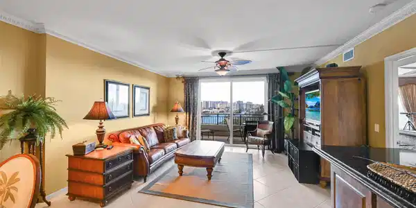 Image 3: LIVING ROOM