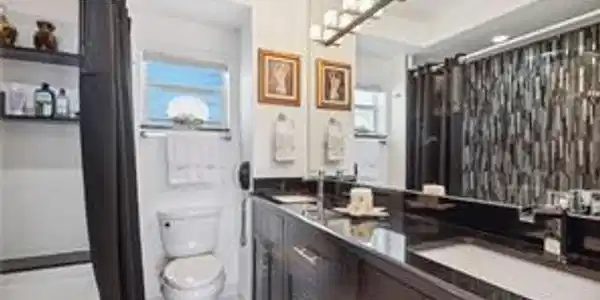 Image 3: 1508 bathroom