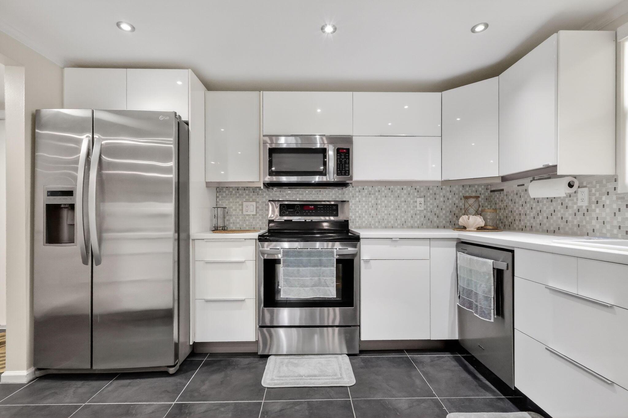 Image 4: kitchen