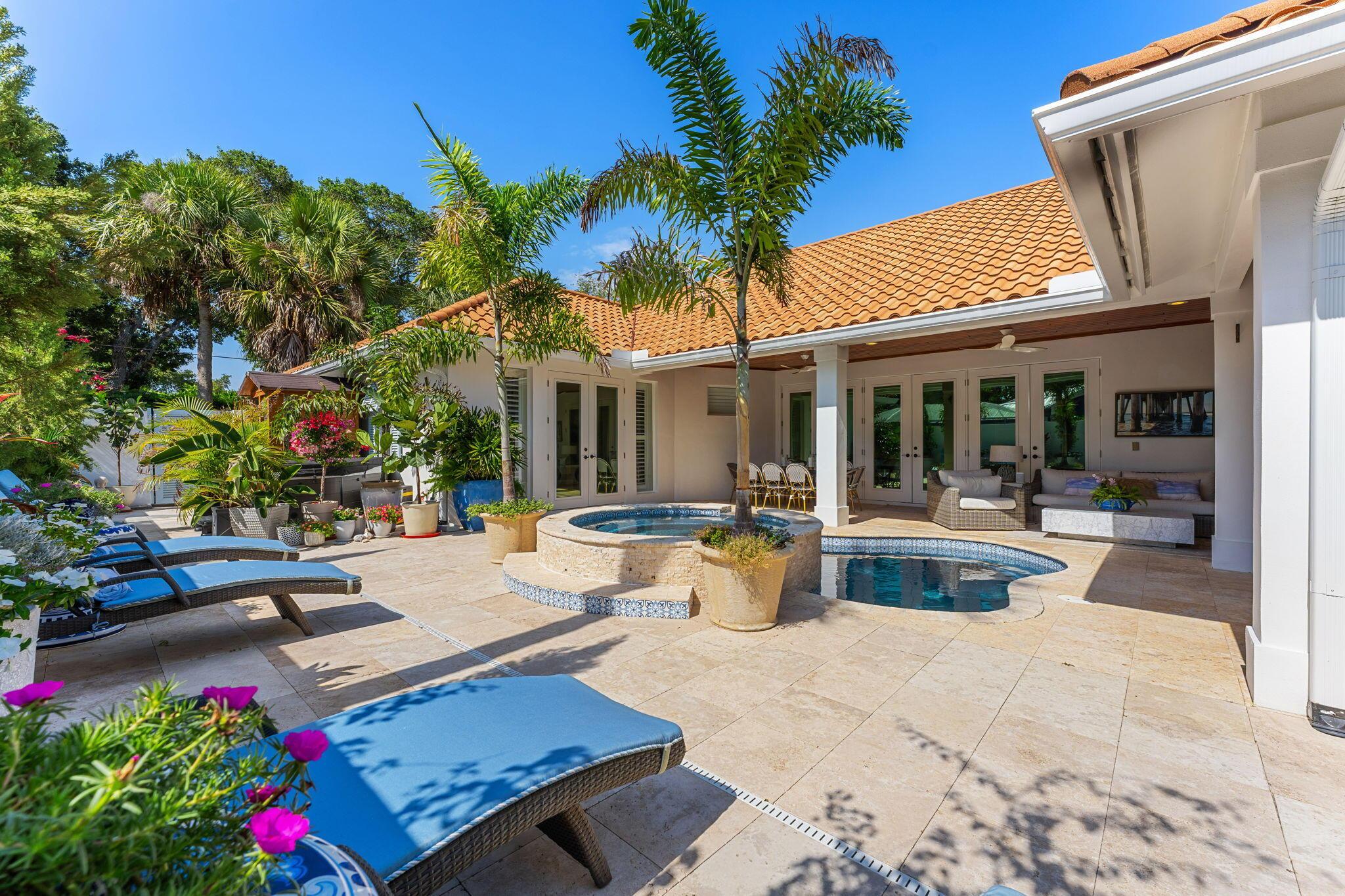 Image 3: 3 Pool Patio