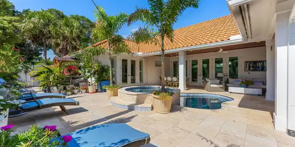 Image 3: 3 Pool Patio