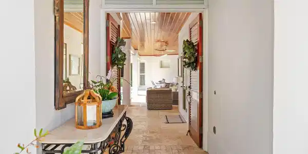 Image 4: 4 Front Door