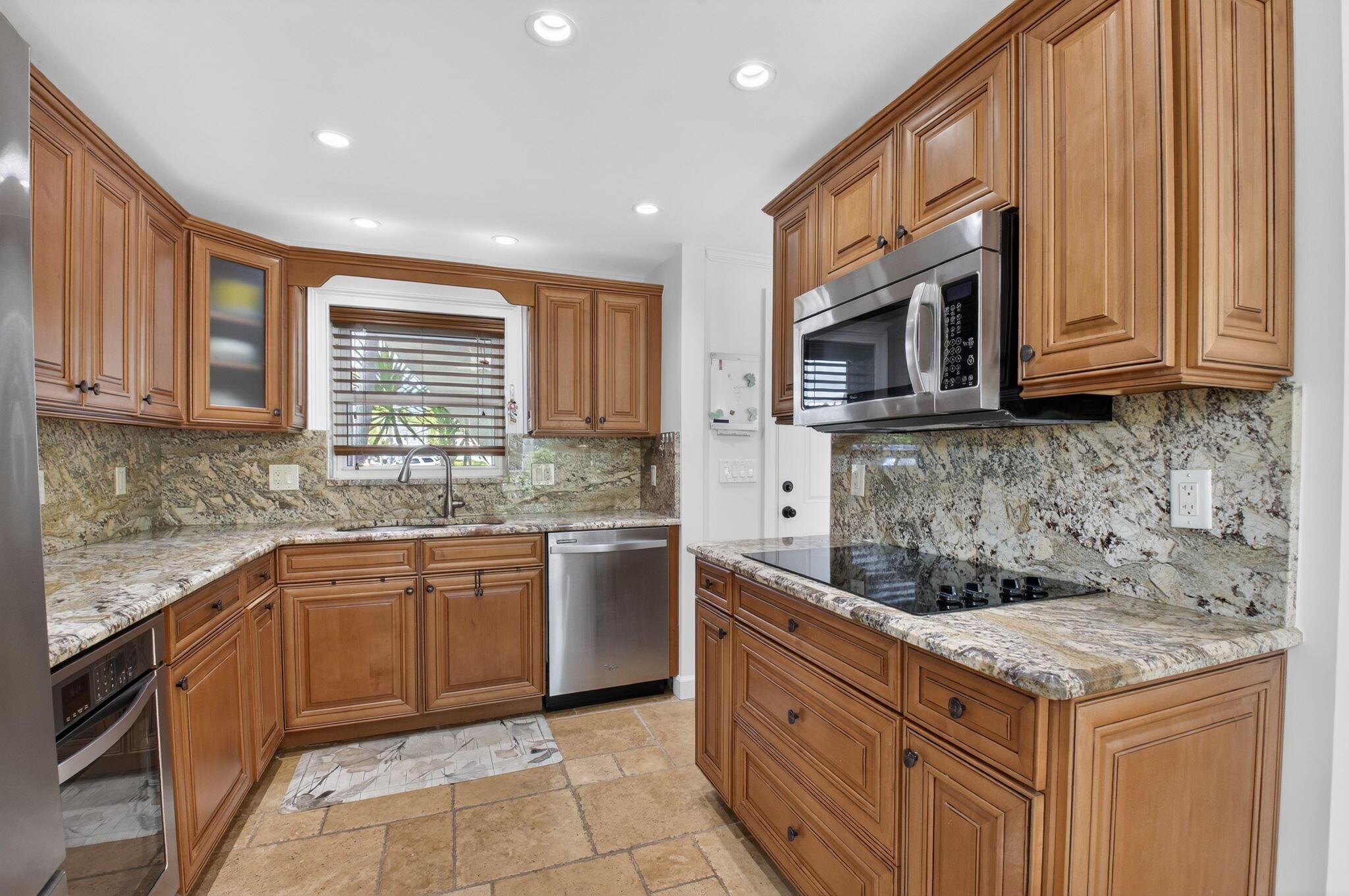 Image 4: Kitchen
