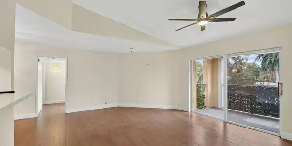 Image 4: Spacious Living Room