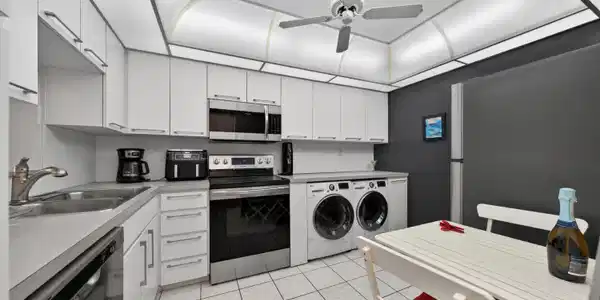 Image 3: 020-007-KitchenBreakfast-4000x2664