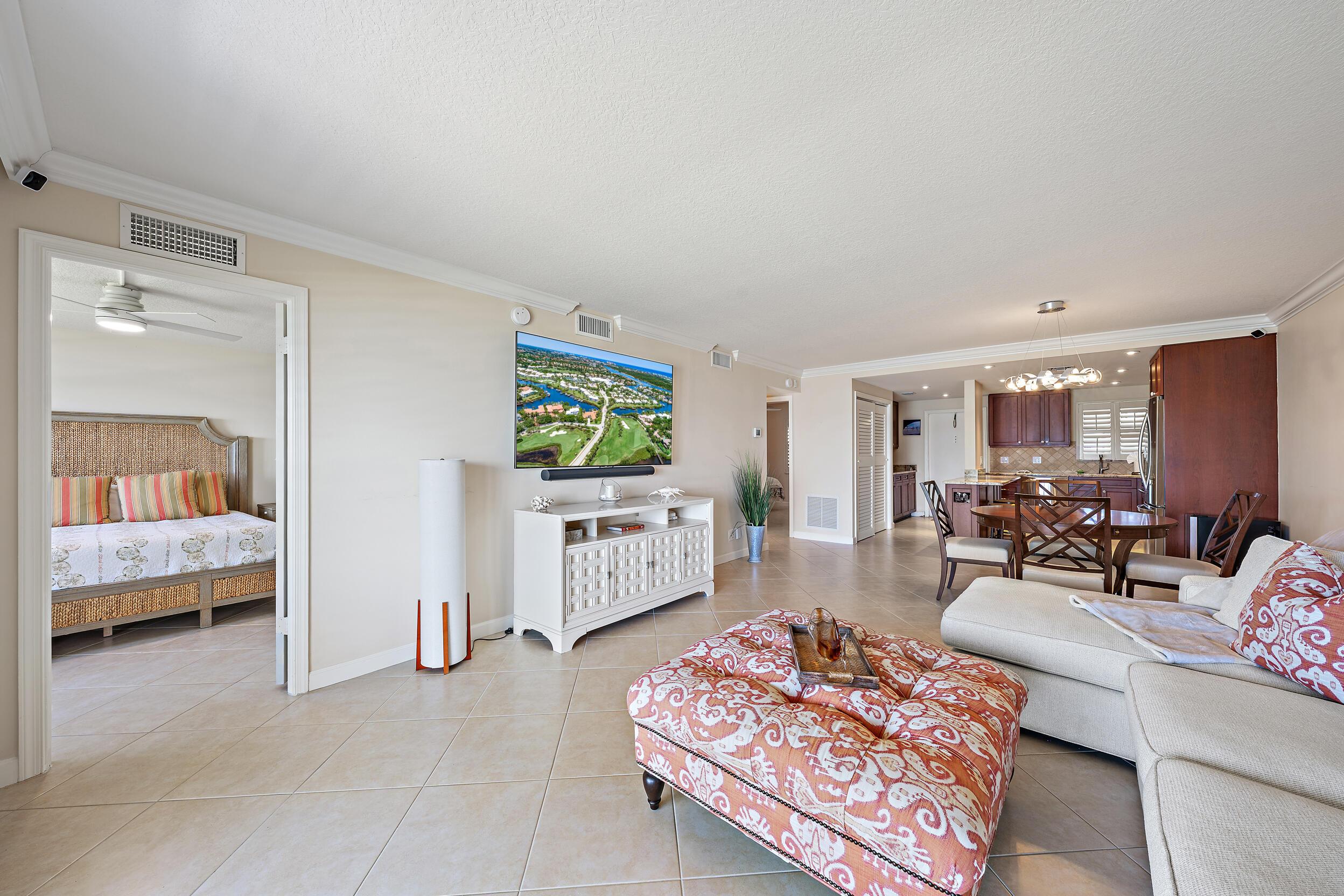 Image 4: Main Living Area