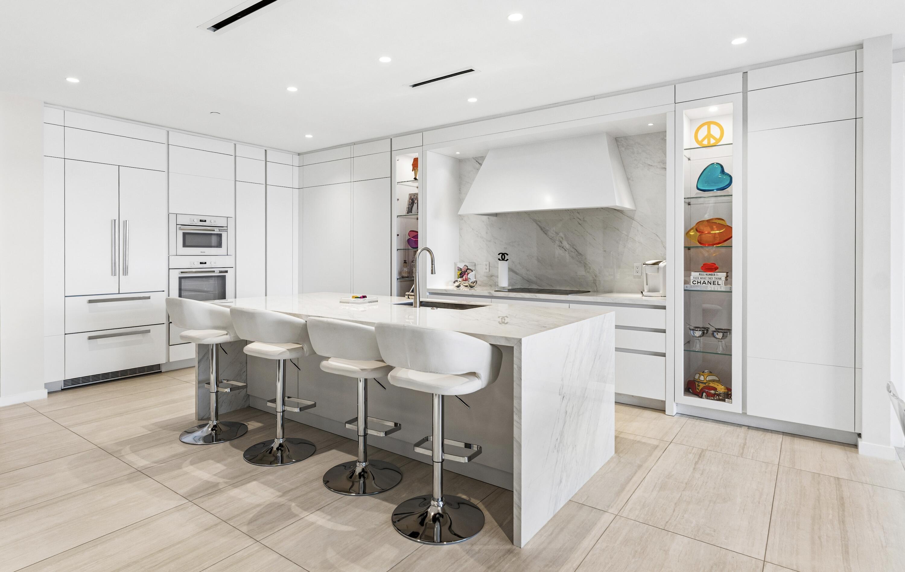 Image 2: 715 - Kitchen