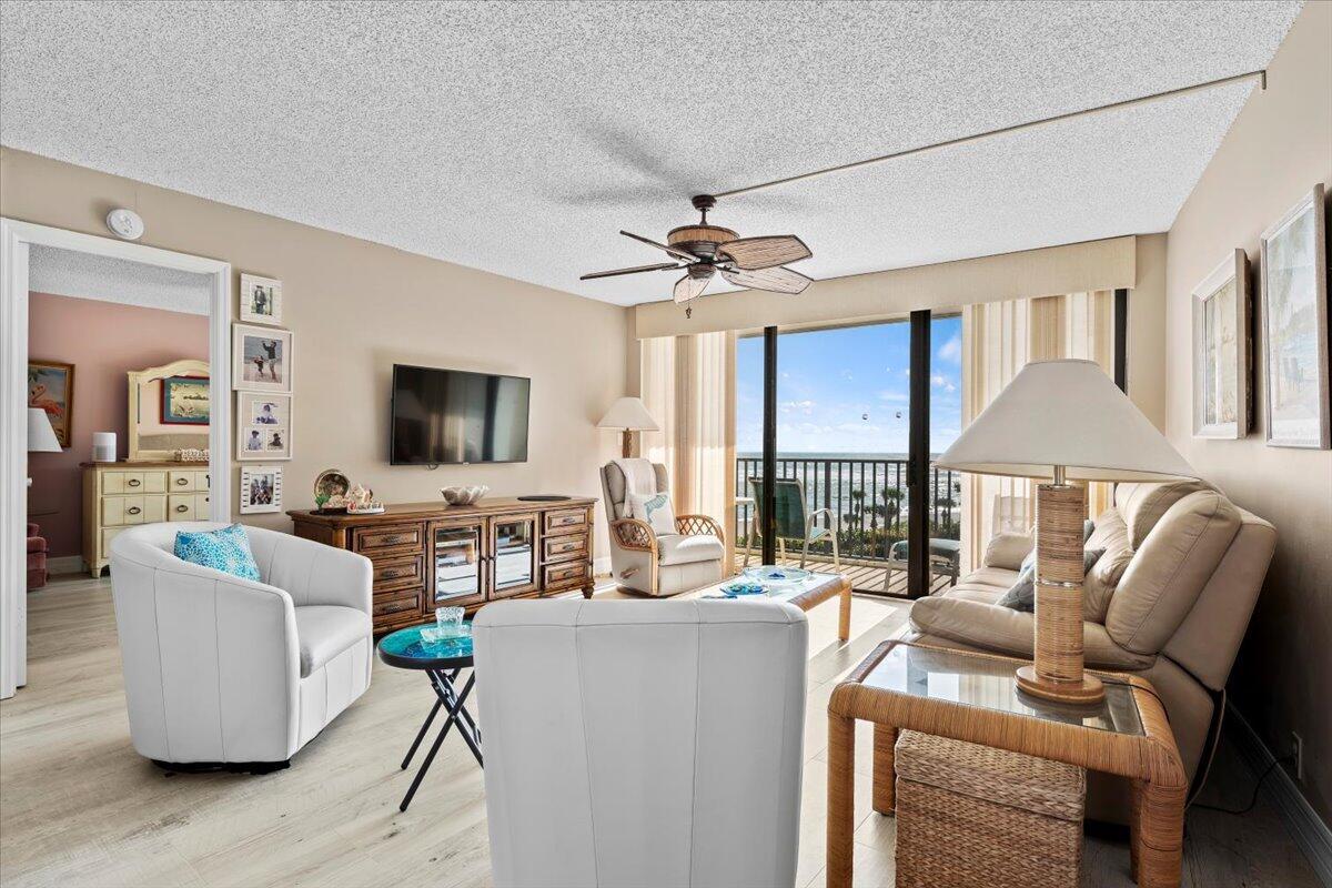 Image 4: Oceanfront Living Room